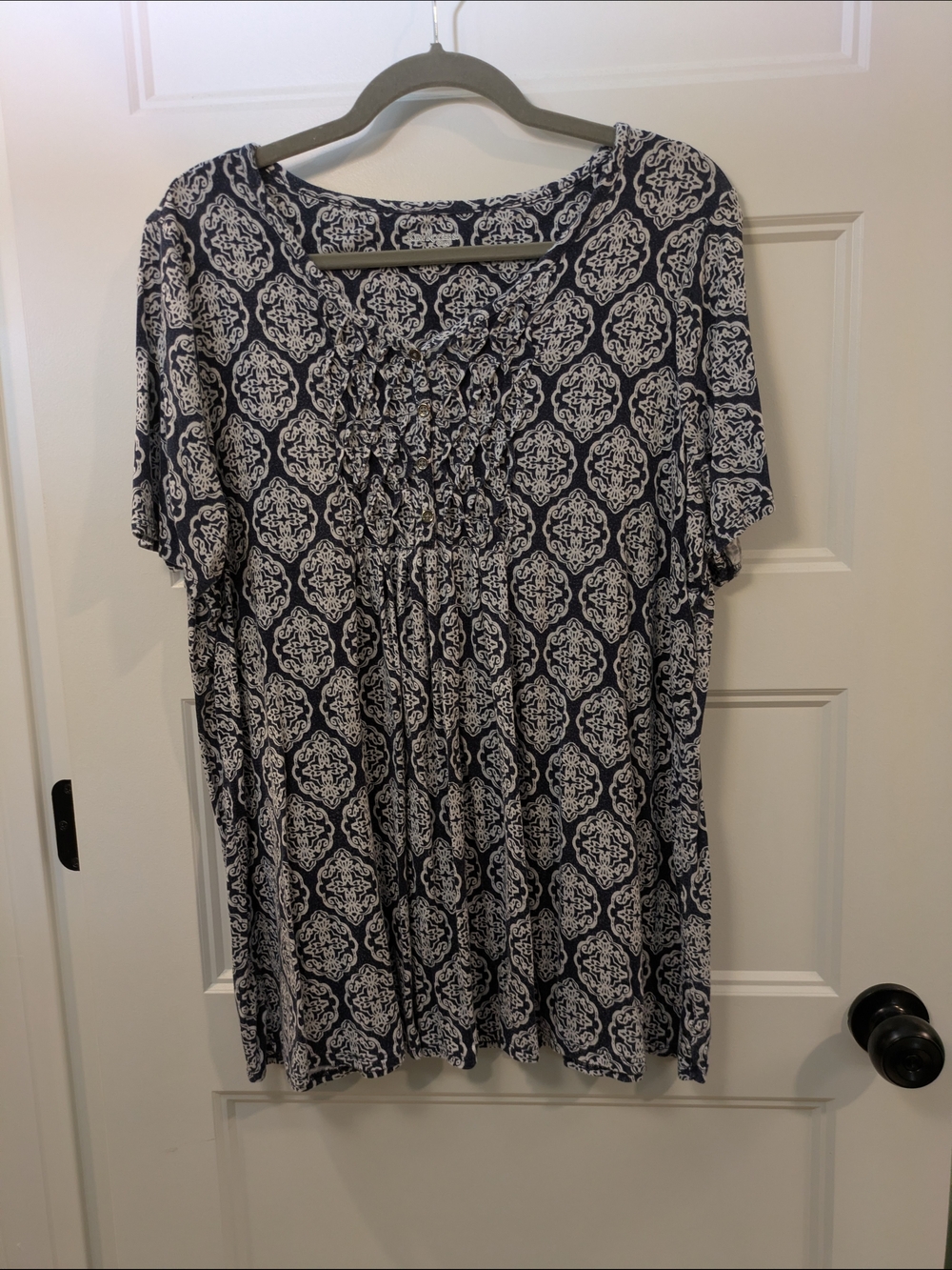 🔴 3/$15  Navy & White Printed Short Sleeve Top